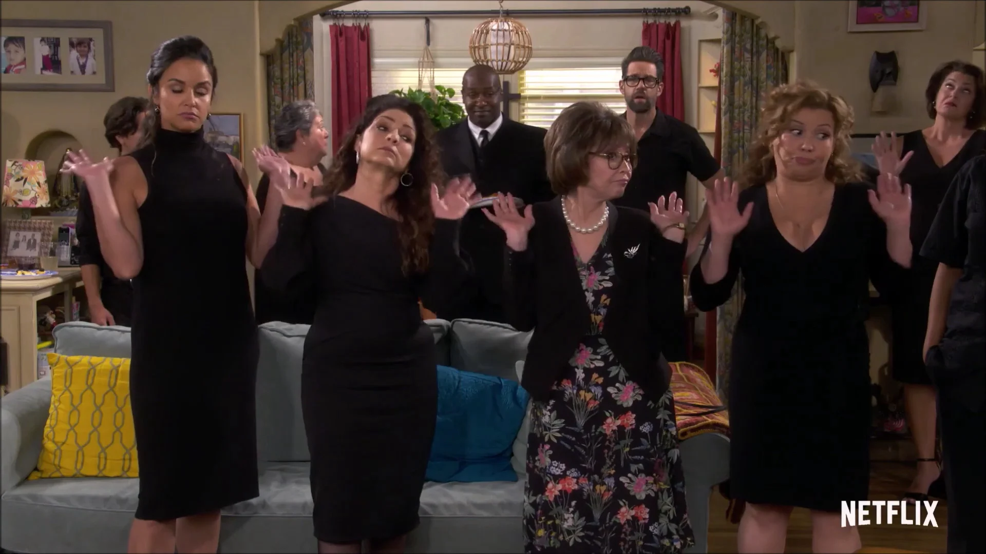 Sao phải nghĩ (Phần 1) - One Day At A Time (Season 1) (2017) Sao phải nghĩ (Phần 1) - One Day At A Time (Season 1) (2017)